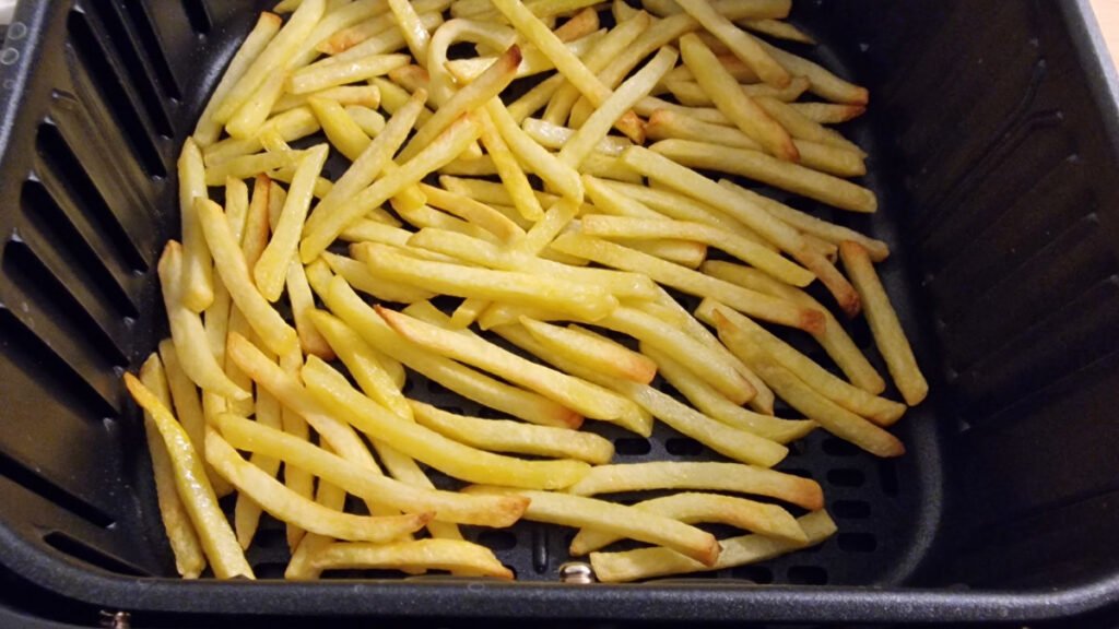 Pommes frites i airfryer kurv