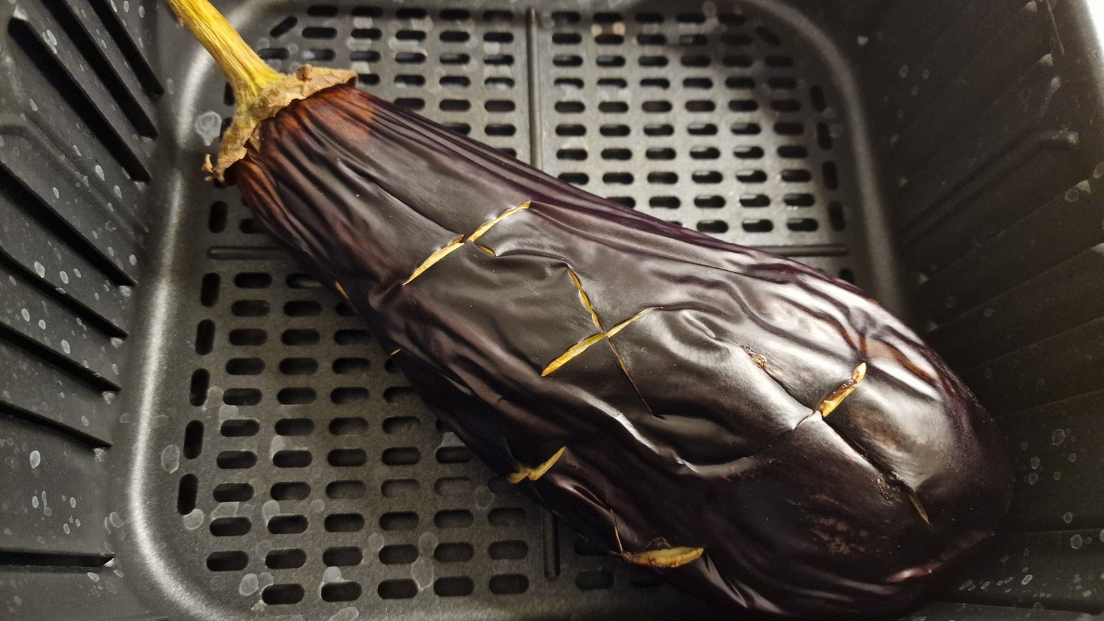 Hel aubergine i airfryer.