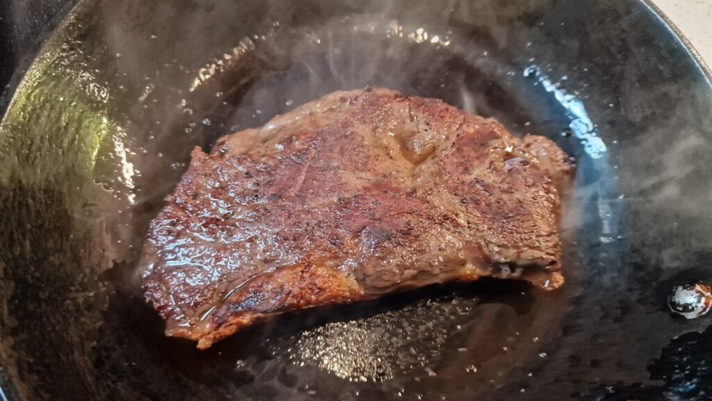 Striploin brunes i rygende varm pande