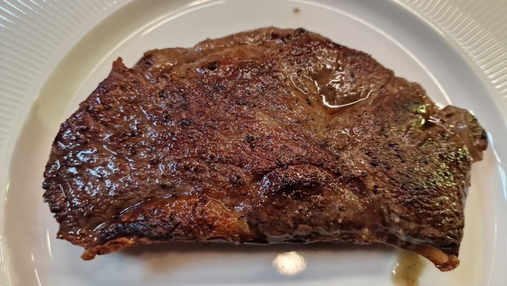 Striploin steak hviler før servering