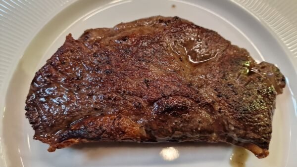 Striploin steak hviler før servering