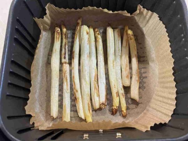 Hvide asparges i airfryer