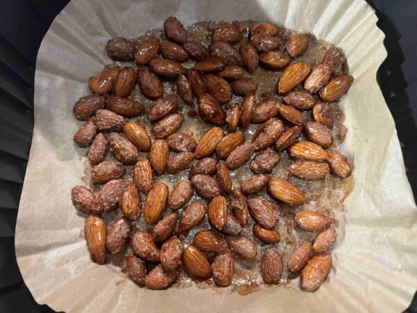 Brændte mandler under tilberedning i airfryer