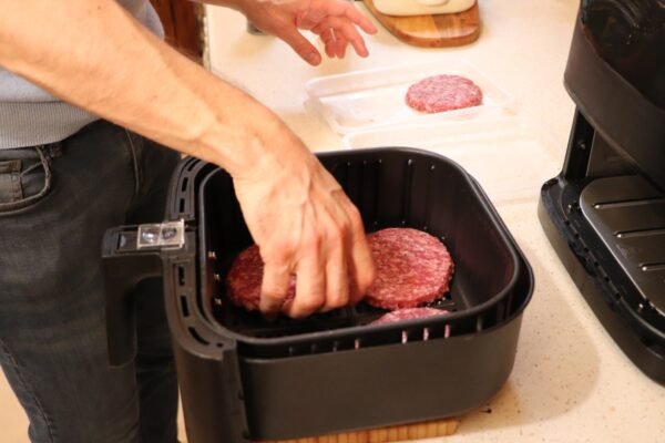 Burgerbøf i airfryer læg bøfferne på bakken