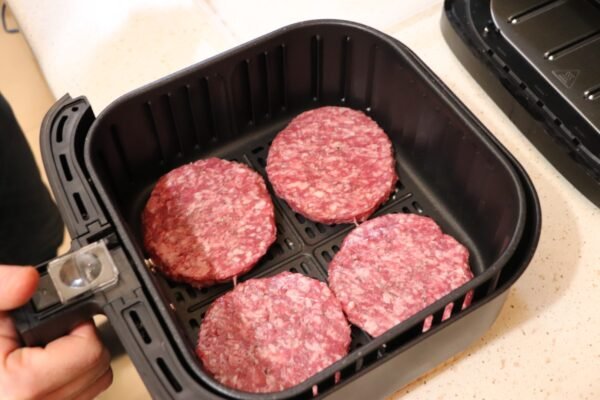 Burgerbøf i airfryer bøfferne på bakken
