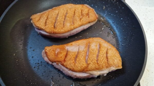 forstegning af andebryst i en pande