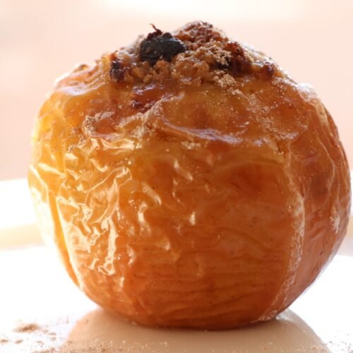 Bagt æble med valnøddefyld