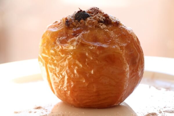 Bagt æble med valnøddefyld