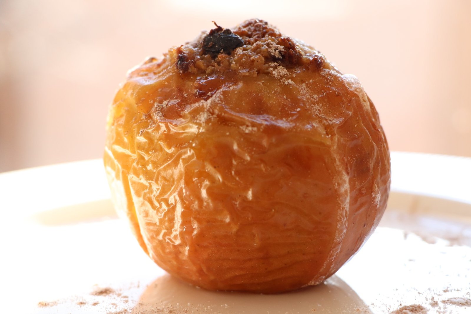 Bagt æble med valnøddefyld