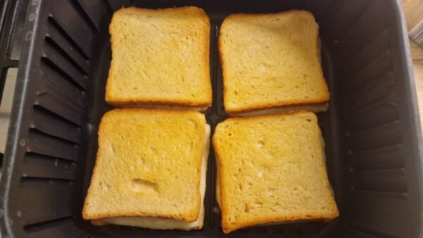 Tilberedning af amerikansk grilled cheese i airfryer 4