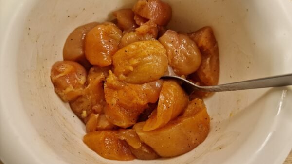 Krydr kyllingestykkerne