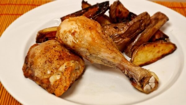 Hvidløgs kyllingelår med stegte kartofler i airfryer