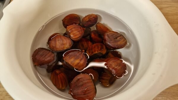 kastanjer i vand før stegning